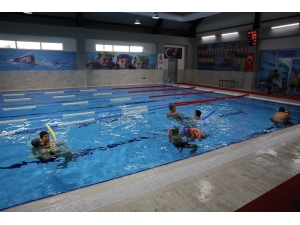 Ümraniye’de Özel Öğrencilere Özel Yüzme Eğitimi