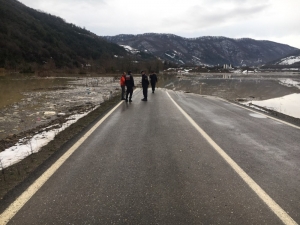 Sağanak Yağmurla Baraj Yükseldi, Yol Ulaşıma Kapandı