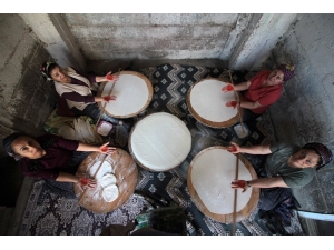 "Kınalı Eller" Üretiyor