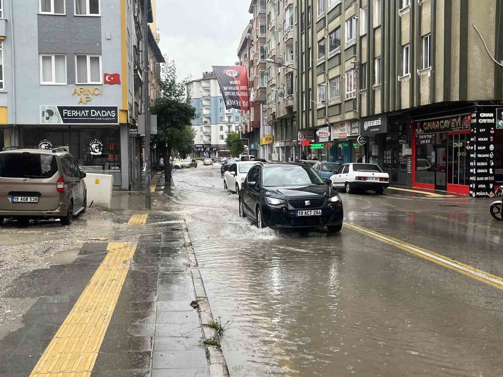 corum-da-saganak-sonrasi-sokaklar-gole-dondu