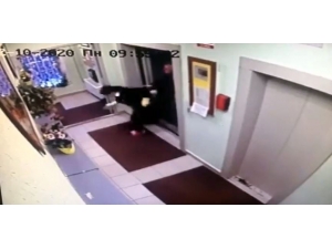 Otel Müşterisi, Temizlikçi Kadını Asansörden Dışarı Fırlattı