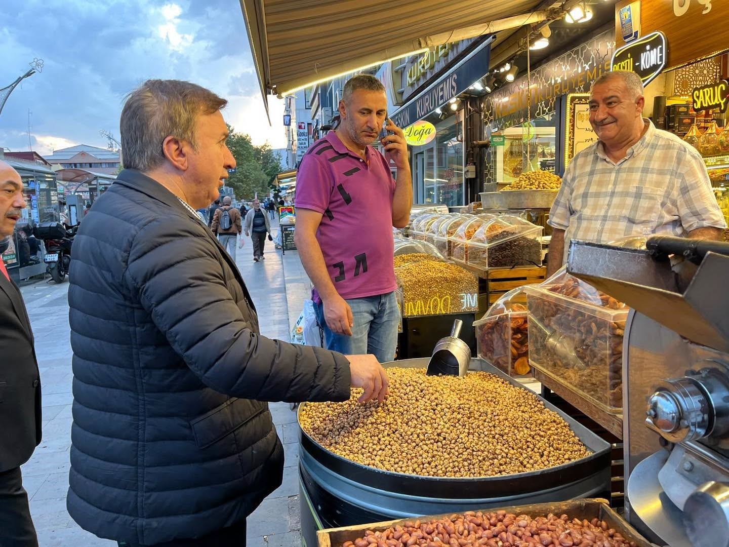 vali-aydogdu-vatandas-ve-esnafla-bir-araya-geldi