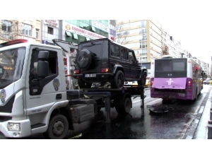 Şişli’de Kırmızı Işıkta Bekleyen Halk Otobüsüne Lüks Cip Çarptı