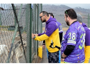 Snowsonics Kulübü, Büyükşehir Belediyesi Köpek Barınağı’nı Ziyaret Etti
