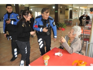 Polislerden Huzurevi Sakinlerine Sürpriz Doğum Günü Ziyareti