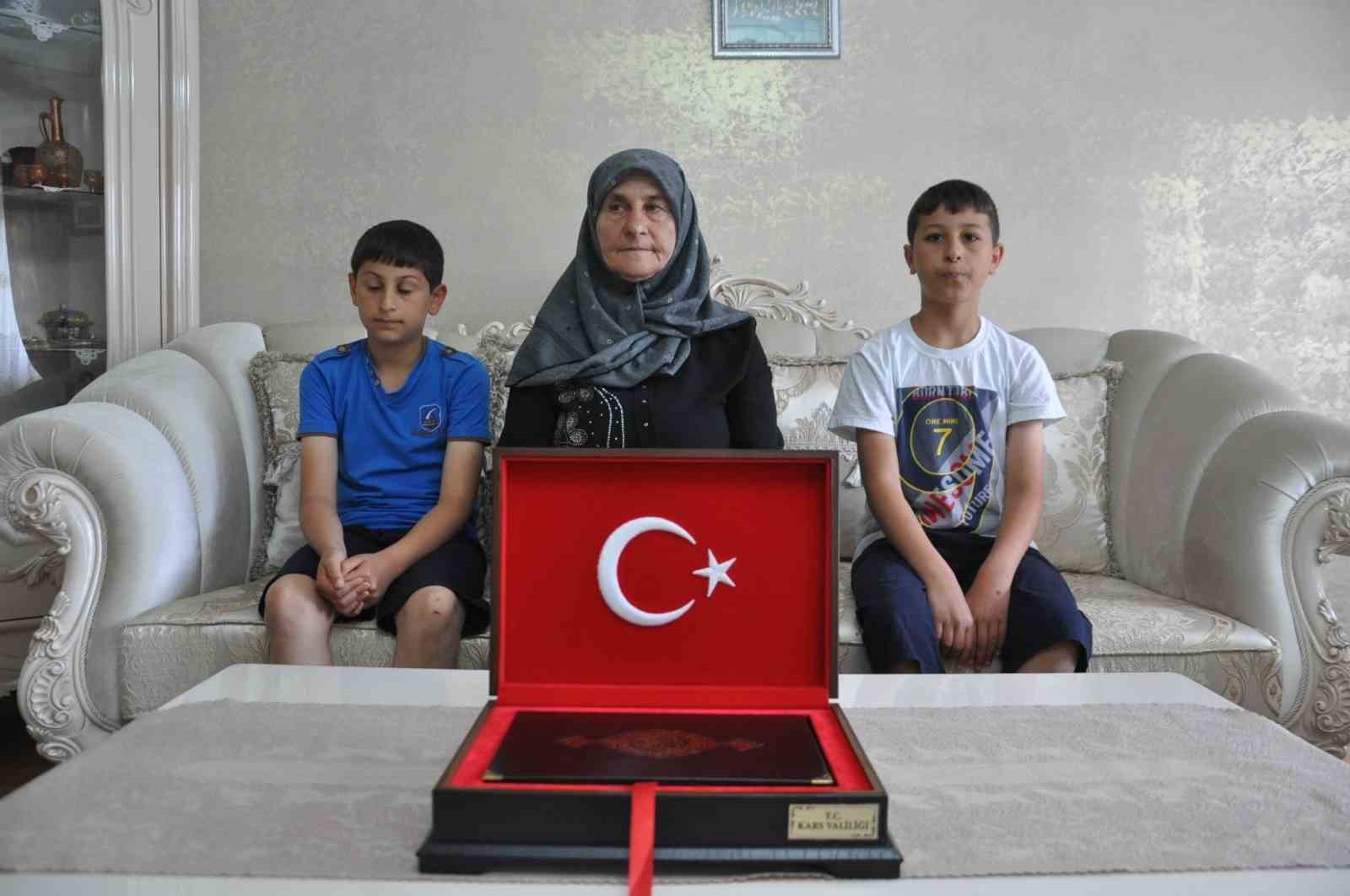 kars-ta-duygulandiran-bayrak-sevgisi-ayni-aileden-iki-kusak-7-yil-arayla-valilik-onunde-turk-bayragini-optu