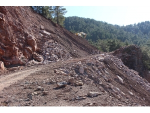 Kumluca’da Heyelanın Kapattığı Yol Açılıyor