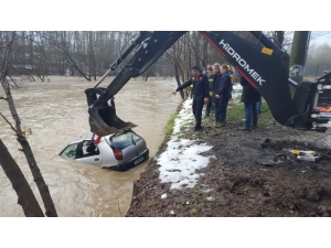 Park Halindeki Otomobil Sulara Gömüldü