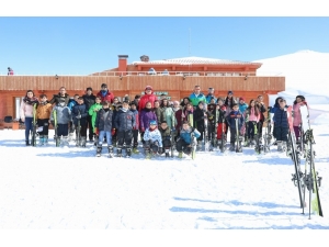 Vali Akbıyık’tan Kayak Eğitimi Gören Öğrencilere Ziyaret
