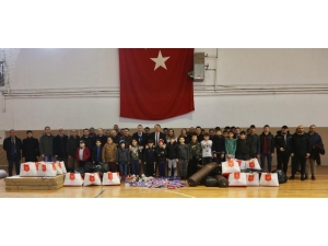 Kumrulu Gençlere Spor Malzemesi Desteği
