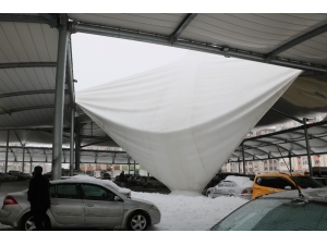 Pazar Yeri Çatısı Yağan Kara Dayanamadı