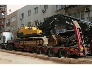 Dev İş Makinesi Şehir İçi Trafiği Aksattı