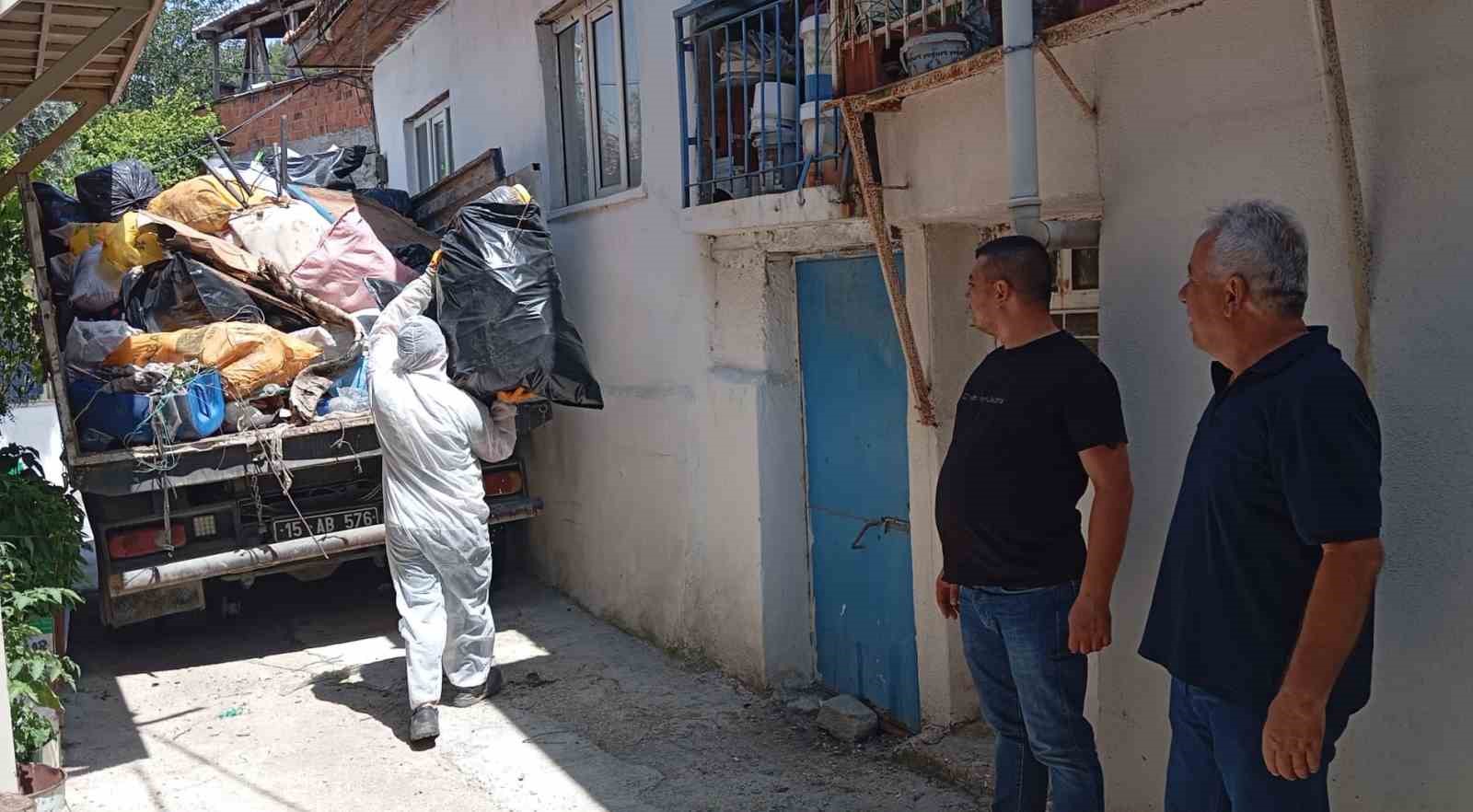 burdur-da-kotu-kokunun-kaynagi-cop-ev-cikti-3-kamyon-atik-cikarildi