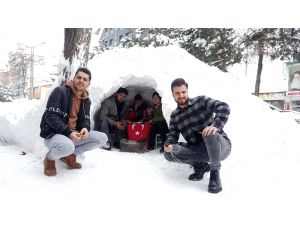Kardan ‘Eskimo’ Evi Yapıp İçinde Çayın Keyfini Çıkardılar