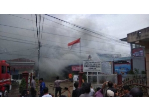 Endonezya’da Mahkumlar Cezaevini Ateşe Verdi