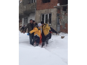 Köyde Mahsur Kalan Yaşlı Hasta Kurtarıldı