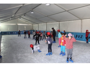 Gaziosmanpaşalı Çocukların Buz Pateni Eğlencesi