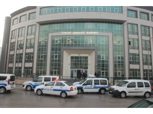 Adliye Çıkışında Kendisini İstismar Ettiği İddia Edilen Şahsın Yakınlarına Saldırdı