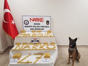 Eroini, Kamyonetin Kasa Kapağının Demirlerine Gizlemişler