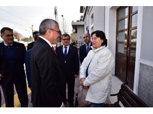 Tren Garında Valiyi Karşılarında Gören Vatandaşlar Şaşırdı