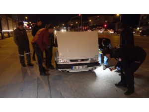 Yol Verme Kavgasında Otomobile Bıçakla Saldırıp Tüfekle Ateş Açtılar