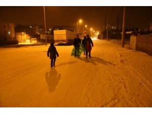 6 Yıl Aradan Sonra Kar Yağınca Halay Çekip Oyun Oynadılar