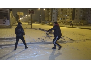 Diyarbakırlılar Kartopu Oynayarak Eğlenceli Dakikalar Geçirdi