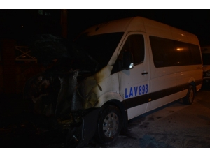 Esenler’de Park Halindeki Bir Minibüs Alev Alev Yanarak Kül Oldu