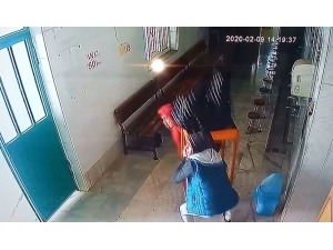 Bursa’da Bir Camide Bulunan Yardım Kutusunu Masayla Birlikte Böyle Çaldılar