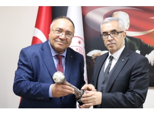 Soba Borularıyla Davul Çalmayı Öğrendi, “Yaşayan İnsan Hazineleri” Ödülüne Layık Görüldü