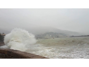 Kırım’daki Fırtınada Karadeniz Kıyısındaki Tekneler Battı