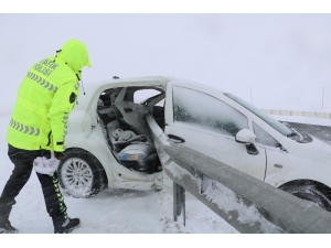 Otomobil Bariyerlere Saplandı: 1 Ölü, 3 Yaralı
