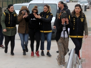 Tır Sürücüsünün Elini Isırarak Parasını Alan Kadın Tutuklandı