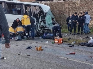 İzmir’de İşçi Servisi İle Kamyon Çarpıştı: 4 Ölü, 8 Yaralı