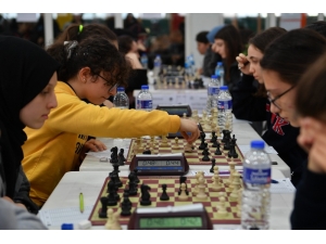 Genç Santranççılar Kupalarını Aldı