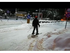 Erzincanlı Gençler Sokakları Kayak Pistine Çevirdi