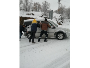 Karayolunda Araçlar Kar Ve Buzlanma Nedeniyle Mahsur Kaldı
