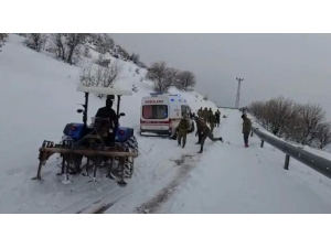 Hasta Almaya Giden Ambulans Kara Saplandı, Yardımına Mehmetçik Ve Köylüler Yetişti