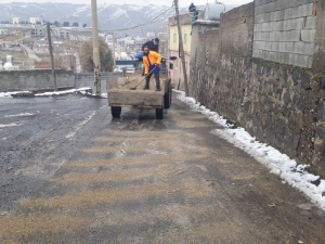 Cizre Belediyesi Buzlanmaya Karşı Tuzlama Çalışması Başlattı