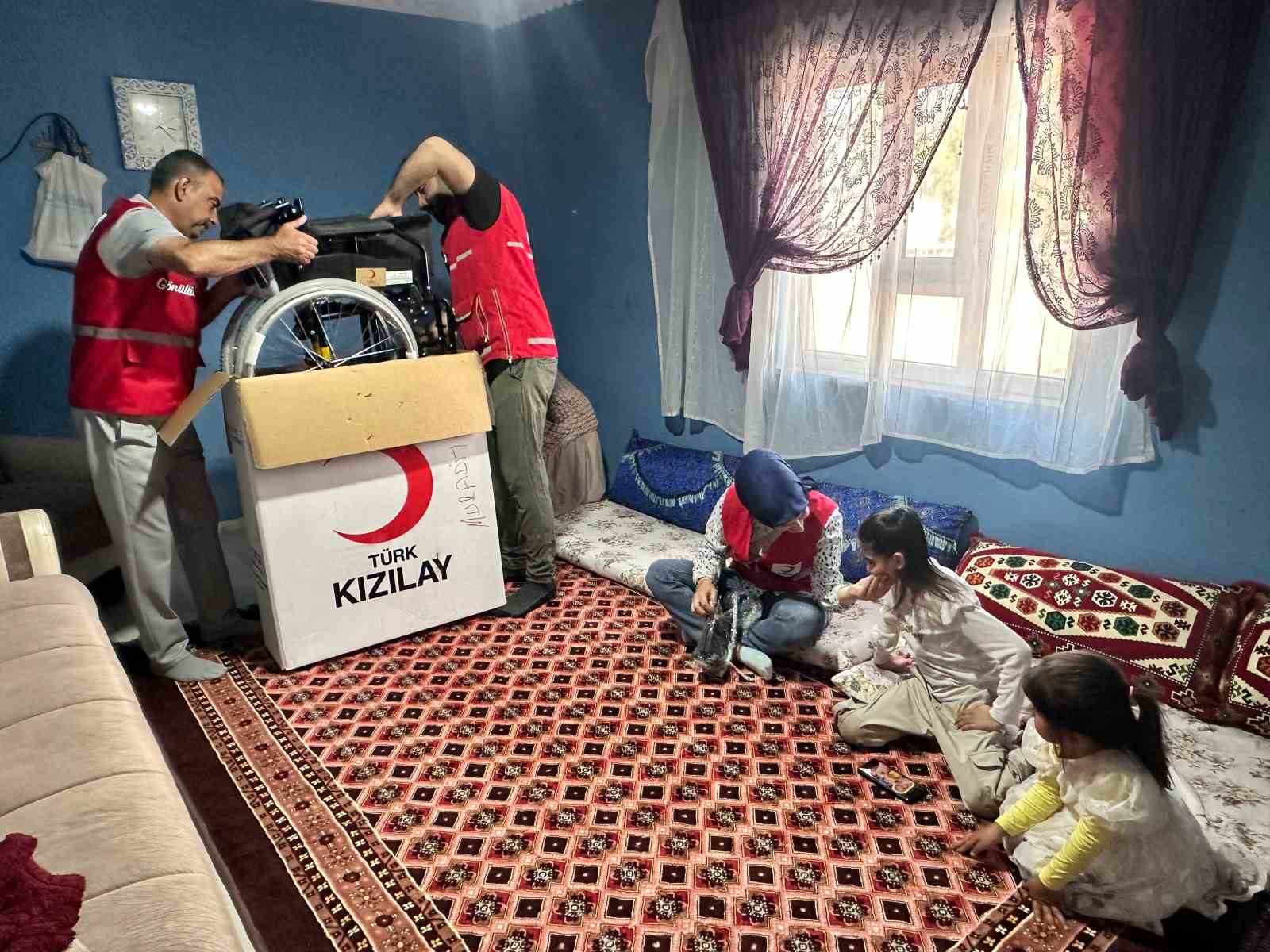 kizilay-dan-ozel-bireylere-tekerlekli-sandalye-destegi
