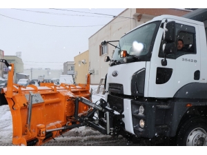 Belediye Başkanı Arı, Kar Küreme Aracı İle Yolları Açtı