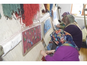 İlmek İlmek Dokuyarak Aile Bütçesine Katkı Sağlıyorlar