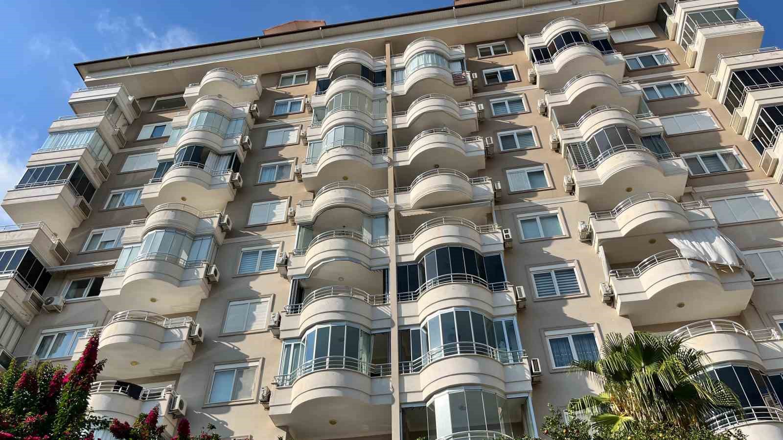 alanya-da-daireden-gelen-duman-ekipleri-alarma-gecirdi