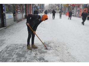 Ağrı’da Kar Yağışı Hayatı Olumsuz Etkiliyor