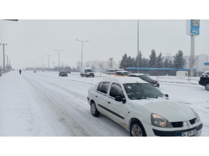 Diyarbakır’da Kar Sürücülere Zor Anlar Yaşattı