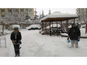 Kar En Fazla Çocukları Sevindirdi, Sürücüleri Üzdü