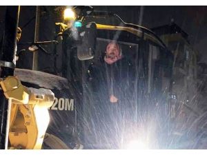 Başkan Greyder Başına Geçti, Yollarda Kar Küredi