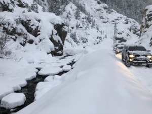 Cenaze Dönüşü Yola Düşen Çığ Nedeniyle Belediye Başkanı Mahsur Kaldı