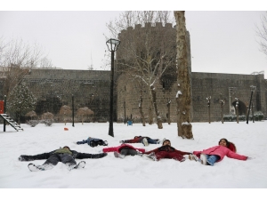 Diyarbakır’da Okullar Tatil Oldu, Çocuklar Karın Keyfini Çıkarttı