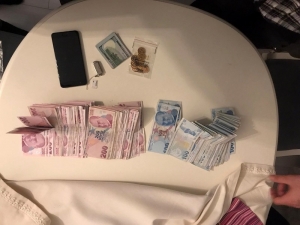 İstanbul’da Fetö/pdy Silahlı Terör Örgütünün “Gaybubet Evi” Olarak Bilinen Hücre Evlerine Düzenlenen Operasyonda 19 Zanlı Gözaltına Alındı. Evlerde Yapılan Aramalarda Örgüt Mensuplarına Dağıtılmak Üzere Zarflara Konulmuş Haz